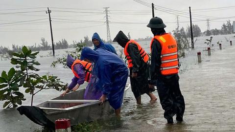 Dầm mưa lũ trực chốt vì an toàn của người dân