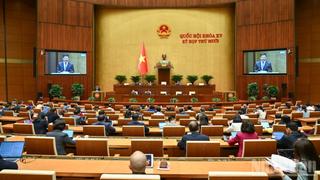 Các đại biểu Quốc hội thảo luận tại tổ cho ý kiến các dự án luật 