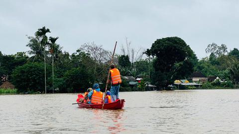 Nghĩa tình nơi vùng lũ