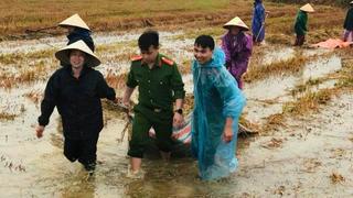 Tuổi trẻ Công an tỉnh Hà Tĩnh giúp bà con khắc phục hậu quả sau lũ