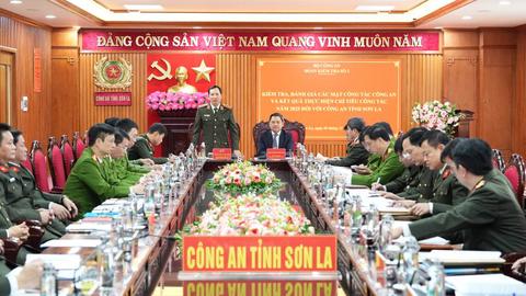 Thứ trưởng Lê Văn Tuyến làm việc với Công an tỉnh Sơn La Thứ trưởng Lê Văn Tuyến làm việc với Công an tỉnh Sơn La