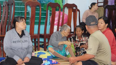 Đêm di dời người dân tránh trú bão