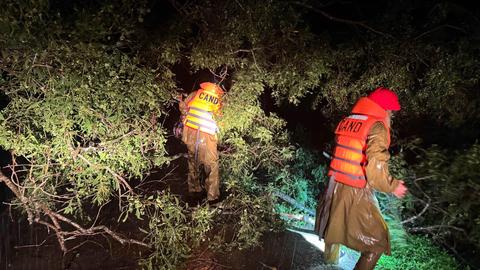 Công an xã băng rừng, vượt bão đưa bé gái đi cấp cứu