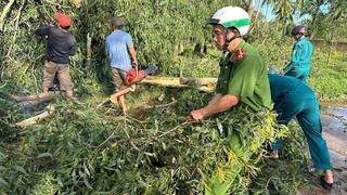 Công an Gia Lai gấp rút hỗ trợ người dân khắc phục hậu quả bão số 13