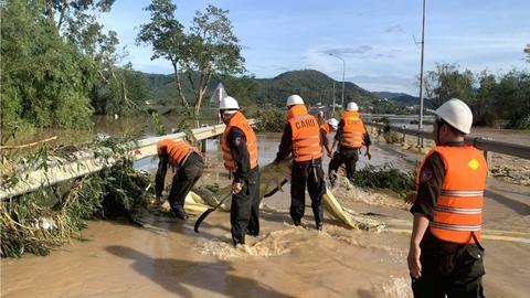 Sát cánh với nhân dân trong thiên tai
