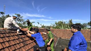 Công an xã giúp dân sửa nhà bị lốc xoáy