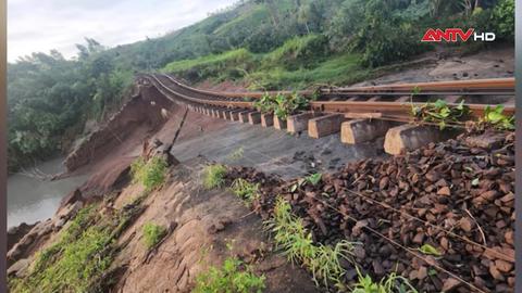 Tạm dừng nhiều chuyến tàu Bắc - Nam do hỏng đường ray sau bão số 13