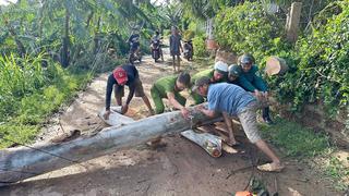 Công an Gia Lai hỗ trợ dân khắc phục sau bão