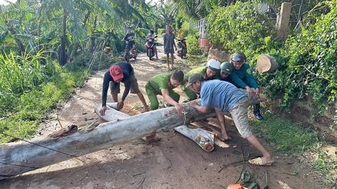 Công an Gia Lai hỗ trợ dân khắc phục sau bão