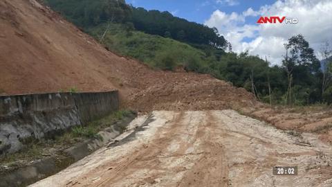 4.000m³ đất đá sạt lở cô lập một thôn ở Quảng Ngãi
