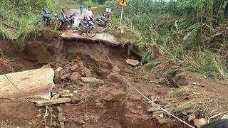 Cầu dân sinh bị nước lũ cuốn trôi, cô lập hàng trăm hộ dân