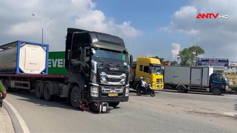 Xe máy va chạm với ô tô đầu kéo, 3 người tử vong