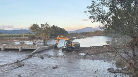 Gia Lai: Hơn 100 hộ dân bị cô lập khi vỡ đập tràn