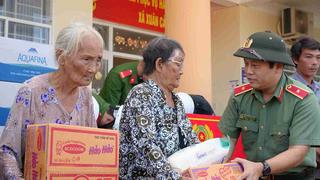 Bộ Công an hỗ trợ nhân dân khắc phục hậu quả bão số 13