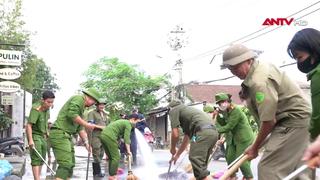 Chung tay làm sạch môi trường sau lũ