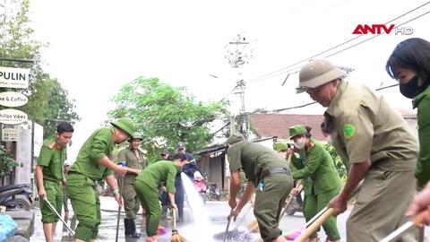 Chung tay làm sạch môi trường sau lũ