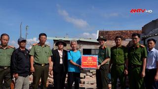 Trao quà của Bộ Công an cho người dân bị thiệt hại sau bão