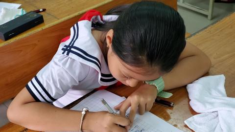 Cha mẹ có thể bị phạt tiền nếu cưỡng ép con học quá sức