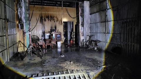 Cháy đường dây điện trung thế ảnh hưởng 4 căn nhà