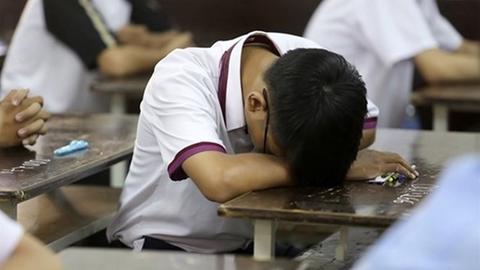 Phạt cha mẹ cưỡng ép con học: Như thế nào là quá sức?