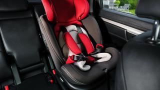 Từ 1.1.2026, ô tô bắt buộc có ghế an toàn cho trẻ dưới 10 tuổi