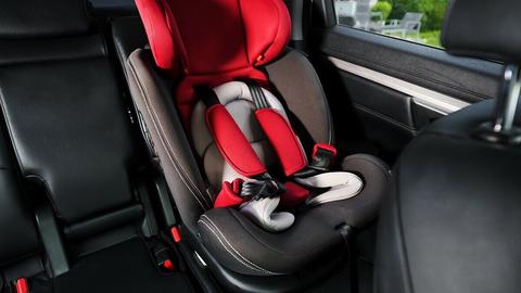 Từ 1.1.2026, ô tô bắt buộc có ghế an toàn cho trẻ dưới 10 tuổi
