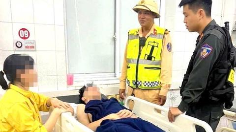Cảnh sát giao đưa người bị đột quỵ đi cấp cứu kịp thời