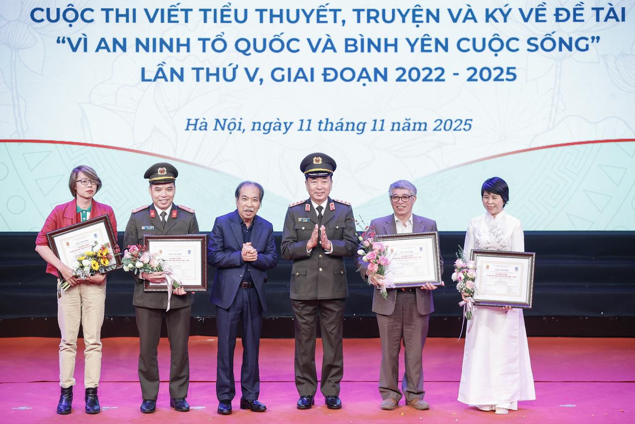 Trao giải cuộc thi viết tiểu thuyết, truyện và ký về đề tài “Vì an ninh Tổ quốc và bình yên cuộc sống” lần thứ V