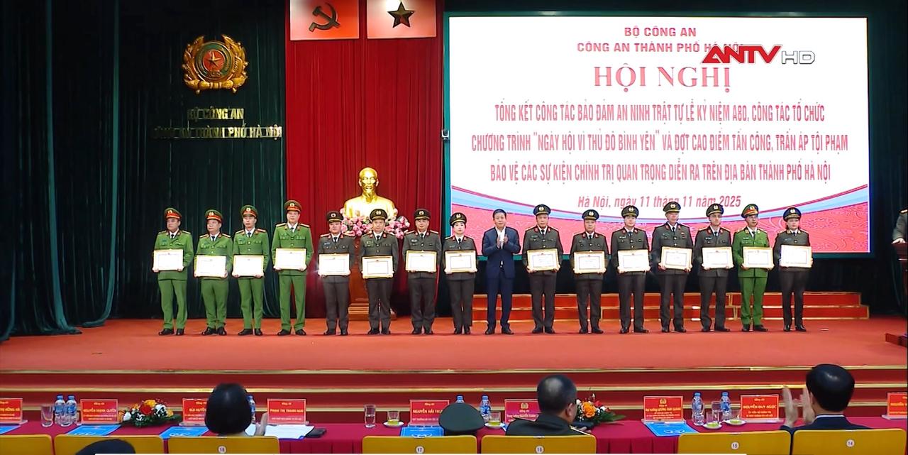 Công an Thủ đô gương mẫu đi đầu trong phong trào thi đua "Ba nhất"