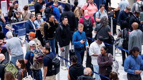 Mỹ: Nguy cơ tiếp tục hủy chuyến bay ngay cả khi chính phủ mở cửa trở lại