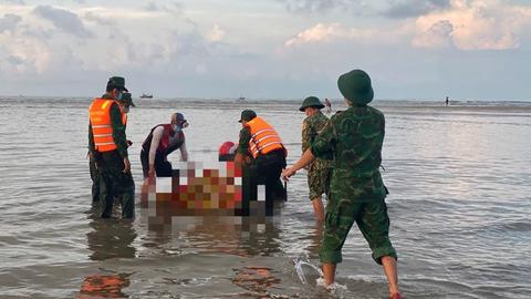 Tìm thấy thi thể người đàn ông bị lật thuyền trên biển ở Hà Tĩnh