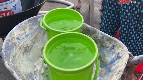 Tiếp nước sạch cho người dân vùng lũ Tuy Phước Đông