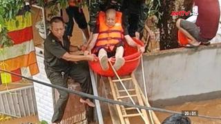 Công an xã cứu cụ bà cùng gia đình bị mắc kẹt giữa dòng nước lũ
