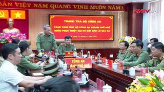 Thanh tra Bộ Công an tặng quà nhân dân vùng lũ Huế