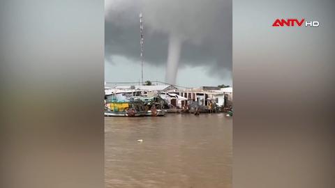 Vòi rồng xuất hiện trên vùng biển Cà Mau