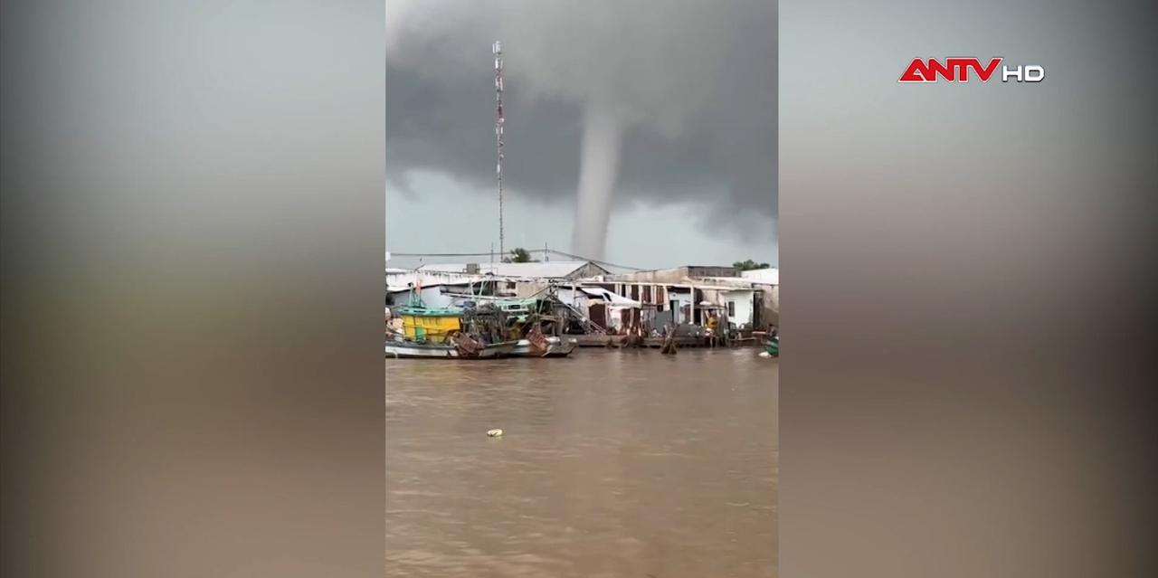 Cận cảnh vòi rồng xuất hiện trên vùng biển Cà Mau