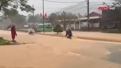 Mưa lớn gây ngập nhiều điểm trên đường Hồ Chí Minh