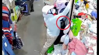 Camera “bắt gọn” người phụ nữ móc túi giữa chợ Tân Quy