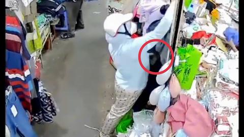 Camera “bắt gọn” người phụ nữ móc túi giữa chợ Tân Quy