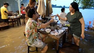 Thái Lan: Trải nghiệm ẩm thực giữa dòng nước lũ