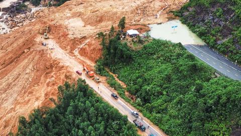Làm rõ nguyên nhân vụ sạt lở làm 6 người chết trên đèo Khánh Lê
