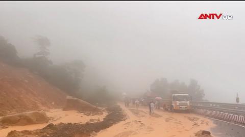 Đưa 2 nạn nhân cuối cùng trong vụ sạt lở tại đèo Khánh Lê ra khỏi xe