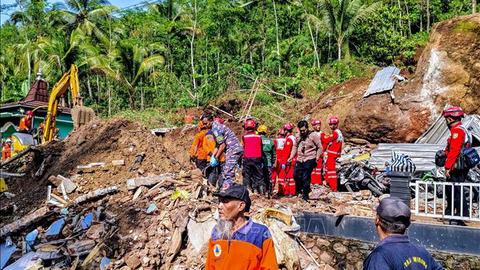 Thiệt hại nặng nề do lở đất tại Indonesia