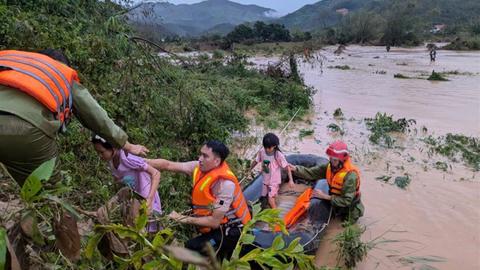 Công an Khánh Hòa hỗ trợ nhân dân ứng phó với mưa lũ