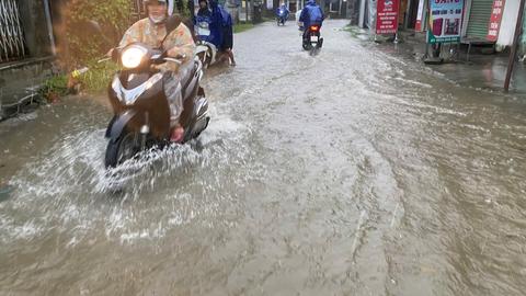 Mưa lớn gây ngập lụt và sạt lở ở nhiều địa phương