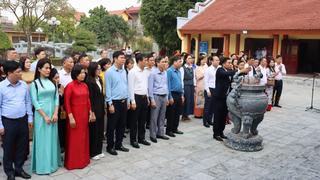 Đoàn đại biểu các điển hình học tập và làm theo Bác dâng hương tri ân các bậc tiền bối 