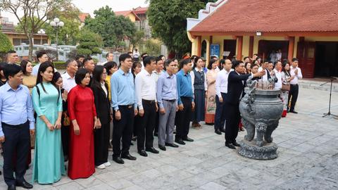 Đoàn đại biểu các điển hình học tập và làm theo Bác dâng hương tri ân các bậc tiền bối 