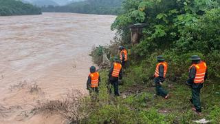 Quảng Trị: 100 người tìm kiếm tài xế xe đầu kéo bị lũ cuốn mất tích