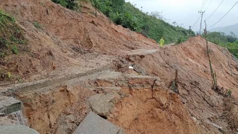 Loạt tuyến đường trọng điểm phía Tây Đà Nẵng sạt lở, giao thông chia cắt