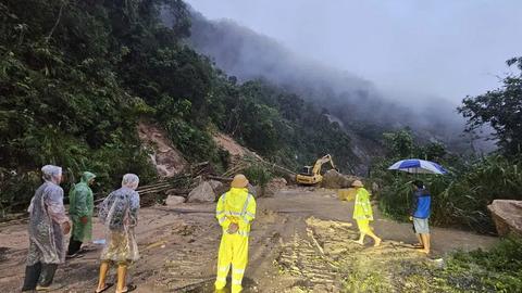 Chạy đua giải cứu 11 người bị cô lập trên đèo Khánh Lê